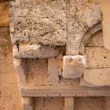Sulla destra sono presenti invece delle mensole medievali compattate assieme ad altri antichi elementi in pietra di riuso per sorreggere il peso del balcone superiore
